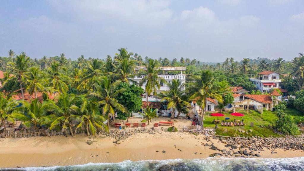 Jayanthi Surf Dreams Hotel Midigama Exterior photo