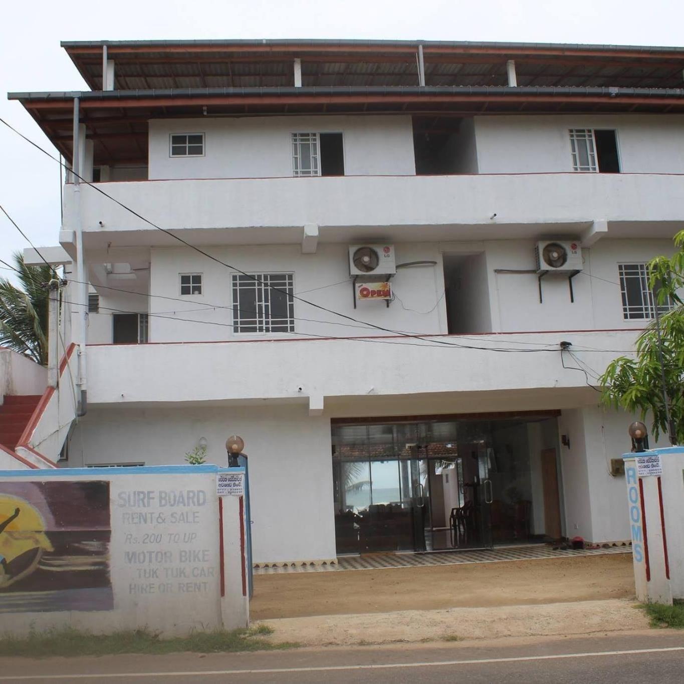Jayanthi Surf Dreams Hotel Midigama Exterior photo