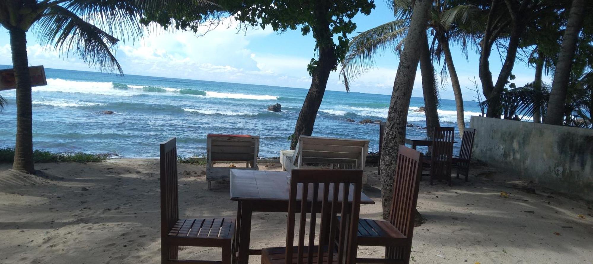 Jayanthi Surf Dreams Hotel Midigama Exterior photo